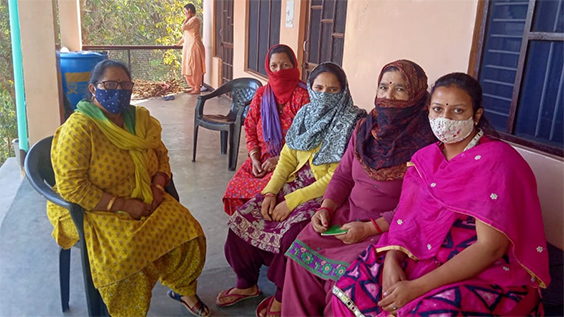 Aktivistin für alleinstehende Frauen Kummo trifft die Frauen auf der Veranda - zur Verfügung gestellt von Nishtha Indien