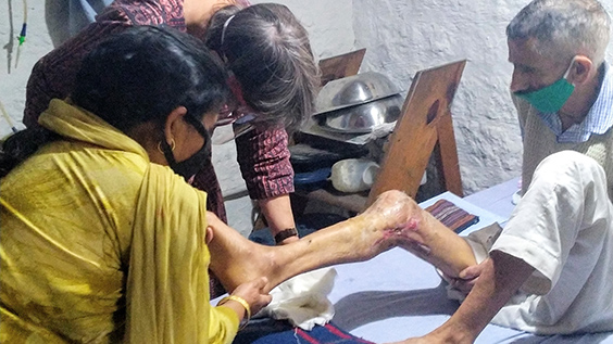Dr. Barbara behandelt weiterhin die ortsansässigen Patienten in der Klinik - zur Verfügung gestellt von Nishtha Indien