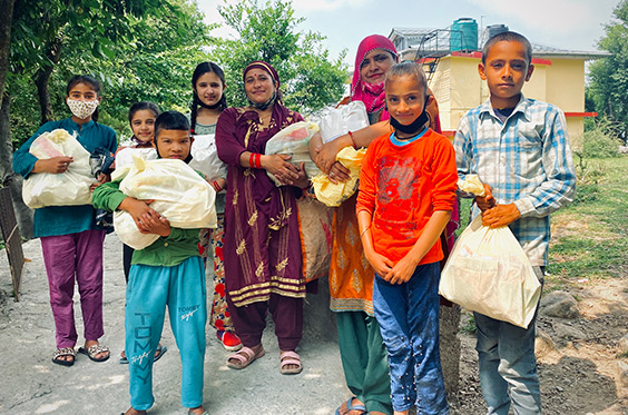 Dorffamilien, die Care-Pakete erhalten - zur Verfügung gestellt von Nishtha Indien