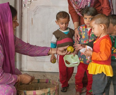 Obstverteilung an Kinder in Indien - zur Verfügung gestellt von Nishtha Indien